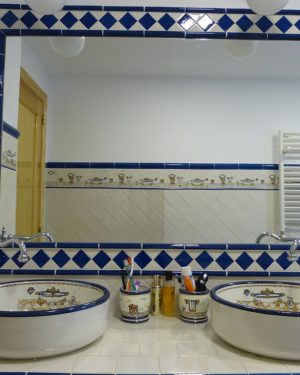 Baño con cenefa cerámica azul, Clásica Blanco y Cobalto
